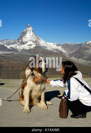 Weibliche Touristen aus Asien, St. Bernhard Hund und das Matterhorn, Gornergrat, Zermatt Wallis Schweiz Stockfoto