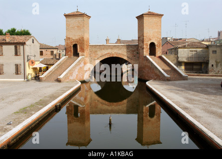 Comacchio Italien zeigen die monumentale drei Brücke, bekannt als die Urlaubsmöglichkeiten Stockfoto