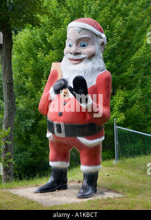 Bug-Eyed Weihnachtsmann am Zauberwald ein Märchen unter dem Motto Kinder-Freizeitpark, der 1963 in Lake George New York eröffnet Stockfoto