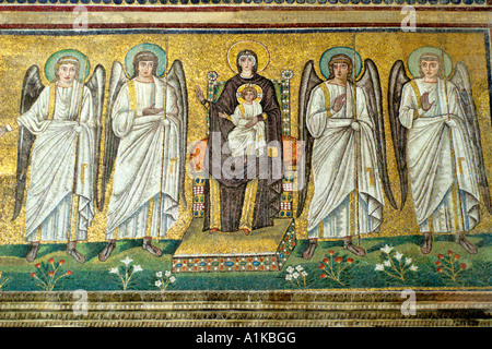 Ravenna Italien Thronende Maria mit Engeln 6. C AD Mosaiken in der Basilika di Sant Apollinare Nuovo Stockfoto