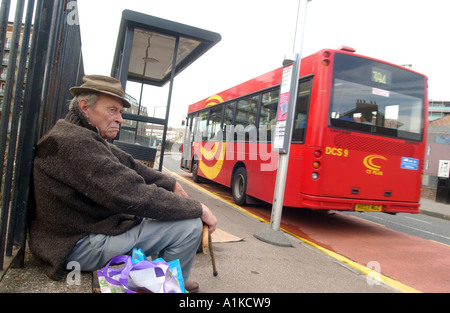 Ältere Mann warten auf Bus im Londoner East End Stockfoto