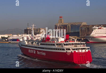 Phivos von Nova Fähren Piräus in Griechenland, gebunden für Aegina verlassen. Stockfoto