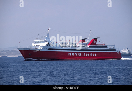 Phivos von Nova Ferries fährt zwischen Piräus und Aegina in Griechenland. Stockfoto