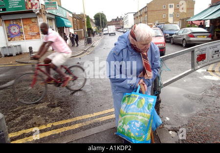 Ältere Frau einkaufen auf Riddley Straße Markt, East London Stockfoto