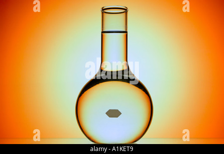 beaker of liquid in front of prismatic colors Stockfoto