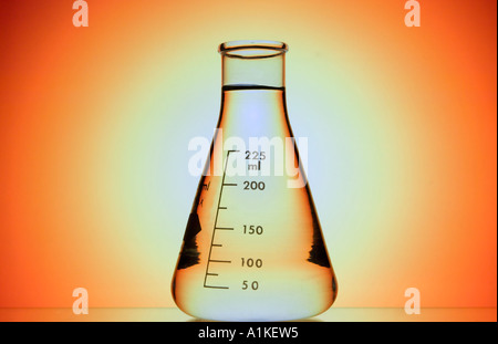 beaker of liquid in front of prismatic colors Stockfoto