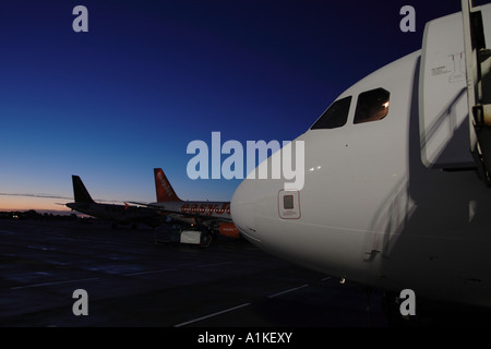 Frühe Morgendämmerung am internationalen Flughafen Bristol mit Verkehrsflugzeugen warten auf der Schürze-Rampe Stockfoto