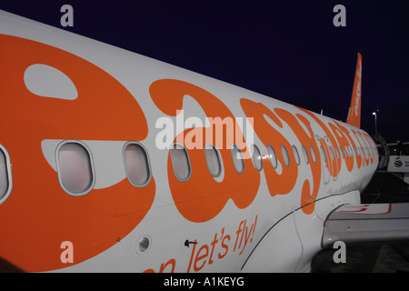 EasyJet Airbus A319 Flugzeug vorbereitet für eine Abfahrt am frühen Morgen Stockfoto