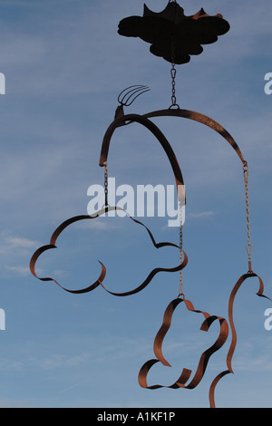 Valcenia Spanien-Metall-Skulptur von Wolken von Künstler Karrvas in den Jardines del Turia neben der Stadt der Künste und Wissenschaften Stockfoto