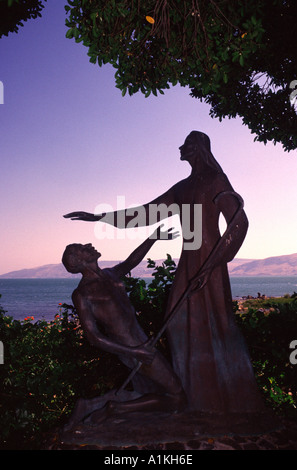 Statue, die Jesus Christus und Peter außerhalb der Kirche Primat Tabgha an der westlichen Küste des Meeres von Galiläa im Norden Israels Stockfoto