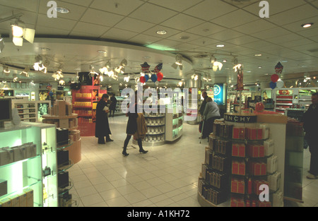 Duty free Parfüm Vertriebsbereich Luft Seite Flughafen Gatwick BAA britischen Flughäfen Behörde London UK Europe Stockfoto