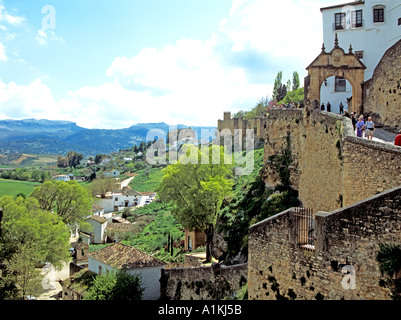 RONDA COSTA DEL SOL Spanien Europa April Blick entlang der Stadtmauer von der Puente Viejo eine römische Brücke umgebaut im Jahre 1616 Stockfoto