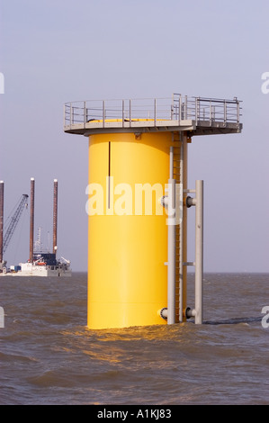 Übergangsstück in Kentish Flats Windpark Whitstable mit den Kabeln barge Wind in der Ferne Stockfoto