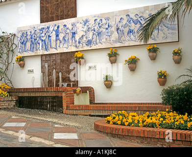 BENALMADENA PUEBLO COSTA DEL SOL Spanien Europa A geschmückten Brunnen in preisgekrönten Dorf ursprünglich gegründet von Mauren Stockfoto