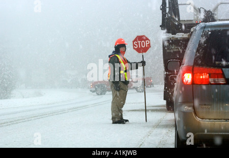 Flagman Verkehrslenkung im winter Stockfoto