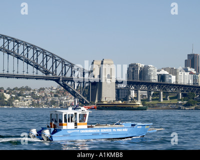 Sydney Harbour Bridge mit einem nsw Maritime Environmental services Boot im Vordergrund Sydney New South Wales, Australien Stockfoto