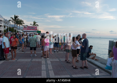 Beobachten den Sonnenuntergang vom Mallory Square in Key West Florida. Stockfoto