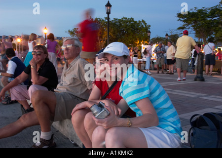 Beobachten den Sonnenuntergang vom Mallory Square in Key West Florida. Stockfoto