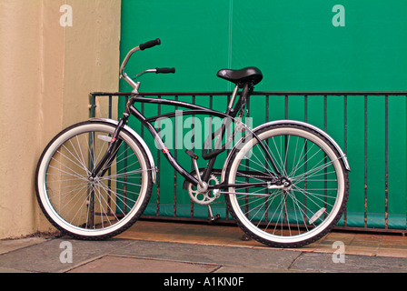 Alte Art von Fahrrad Wand gelehnt Stockfoto