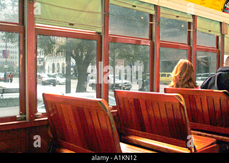 Innenraum der New Orleans-Straßenbahn Stockfoto