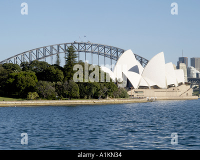 Sydney Opera House und die Harbour Bridge von Mrs Macquaries point Sydney New South Wales Australien gesehen Stockfoto