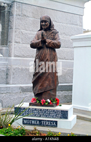 Statue von Mutter Teresa in New Orleans Louisiana Friedhof Stockfoto