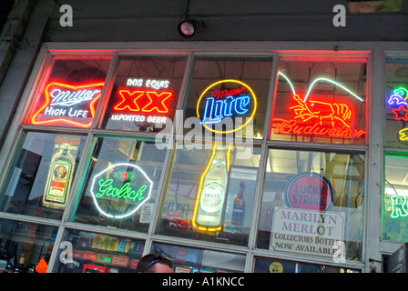 Leuchtreklamen Bier im Einzelhandel Liquor Store-Fenster Stockfoto