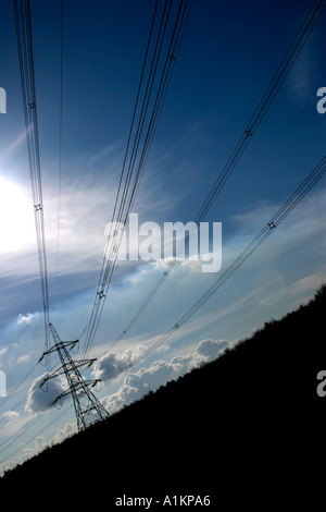 Verschmutzten Himmel über elektrische Pylon Stockfoto