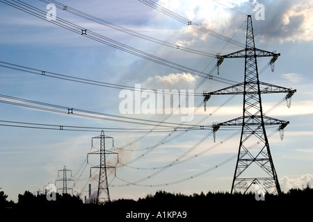 Verschmutzten Himmel über elektrische Pylon Stockfoto