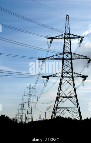 Verschmutzten Himmel über elektrische Pylon Stockfoto