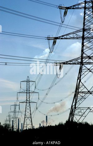 Verschmutzten Himmel über elektrische Pylon Stockfoto