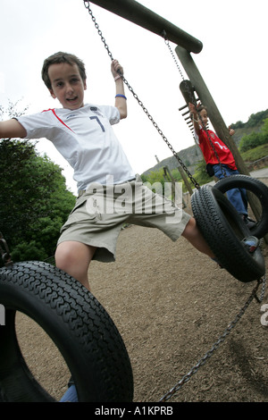 JUNGE AUF SCHAUKEL Stockfoto