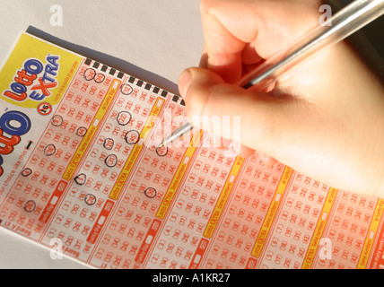Sie zahlen für die nationale Lotterie Lotto ziehen Stockfoto