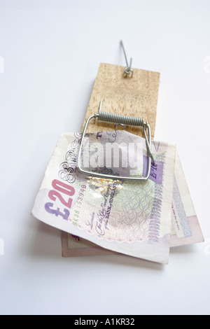 Bar Geld Geldschein in einer Mausefalle gefangen Stockfoto