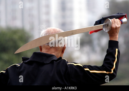 Man übt Tai Chi mit einem Schwert im Victoria Park, Hong Kong Stockfoto