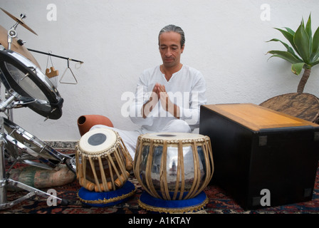 Musiker sitzt umgeben von seinem Percussion-Instrumente Stockfoto