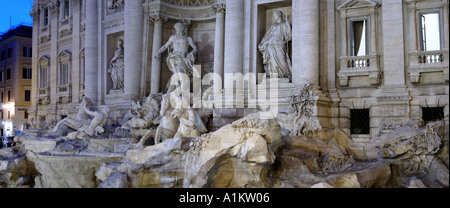 Ein Panorama Seitenansicht der Trevi Brunnen Rom Italien Stockfoto