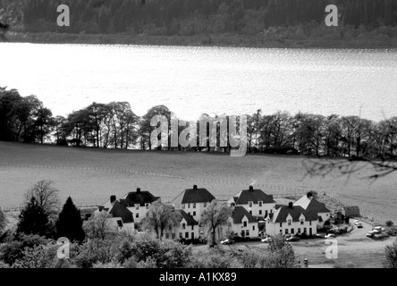 Ansicht des Foyers schottischen Highlands mit Sonnenlicht reflektieren, Loch Ness im Hintergrund Stockfoto