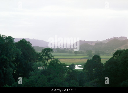 Die Towy River Valley in der Nähe von Llandeilo Carmarthenshire Blick nach Westen in Richtung Dryslwyn Schloss und Paxtons Turm, Wales, UK Stockfoto