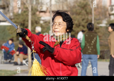 Frau Tai Chi Praxis mit einem Schwert in Peking, China. Stockfoto