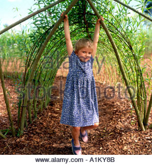 Ein Kind spielt auf einer Weide Struktur auf Spielplatz an der National Botanic Gardens of Wales Carmarthenshire UK KATHY DEWITT Stockfoto