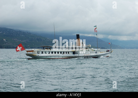 Schaufelraddampfer "La Suisse" am Lac Leman (Genfer See), unter grauem Himmel Stockfoto