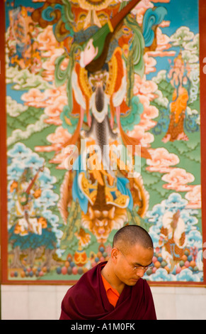 Ein buddhistischer Mönch vor einem Tempel im tibetischen Flüchtlingslager Siedlung in Bylakuppe Indien Stockfoto