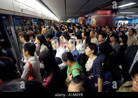 Menschen Sie Futter bis für die u-Bahn während der Rush Hour am Admiralty MTR Interchange, Hong Kong, China Stockfoto