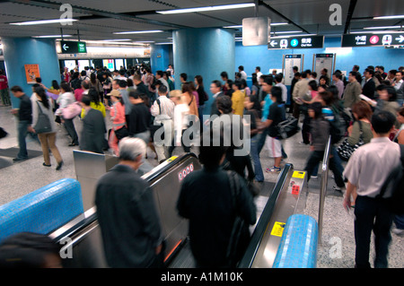 Rush Hour Publikum bei der Admiralität MTR Interchange, Hong Kong, China Stockfoto