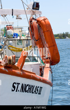 Das St. Nichola III 3 Orange und White Wooden Sponge Boot am Dock in Tarpon Springs Florida Greek Community Pier Stockfoto