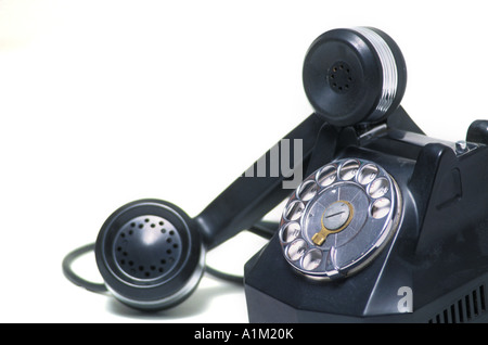 Ein älterer Stil Telefon mit Wählscheibe auf einem weißen Hintergrund. Stockfoto