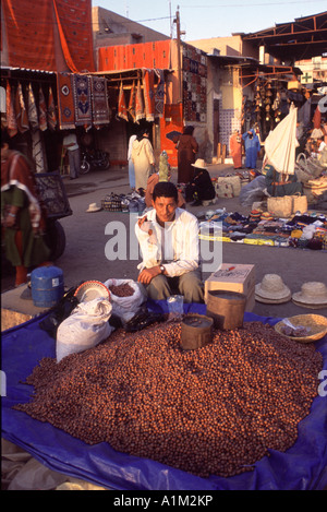 Marokko. Marrakesch. Medina.  Anbieter von Haselnüssen im offenen Bereich. Der Souk hier ist schwer zu schlagen für Farbe Stockfoto