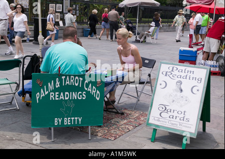 Touristen sitzen für eine Tarot-Karte oder Handlesen in New Orleans, USA Stockfoto