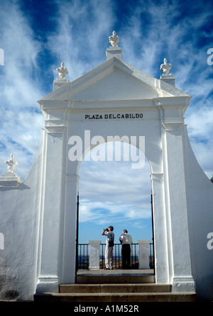 Torbogen in die Plaza del Cabildo führt zu dem Aussichtspunkt in Arcos De La Frontera Stockfoto